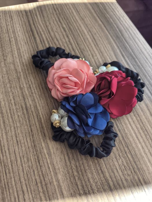 Сатенени ефирни шалове, красиви ластици-гривни за коса