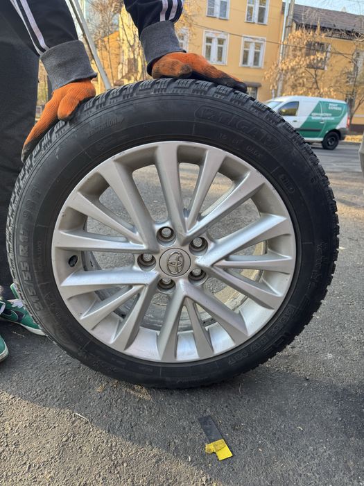 Оригинальные диски Camry 40/45/50/55 с зимней резиной