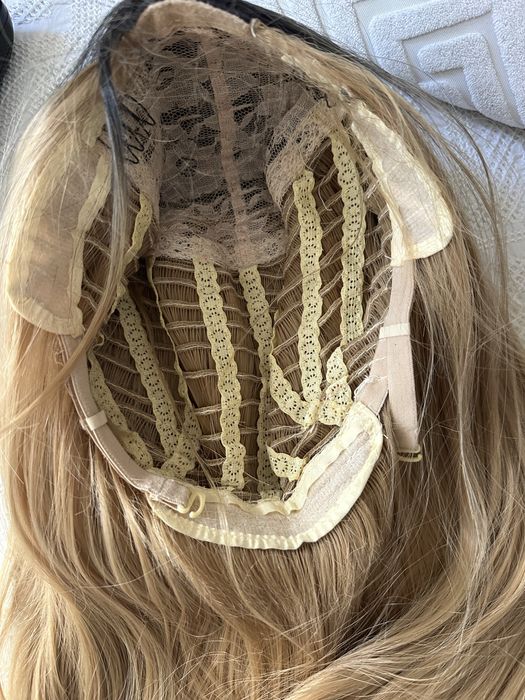 руса перука с тъмен корен