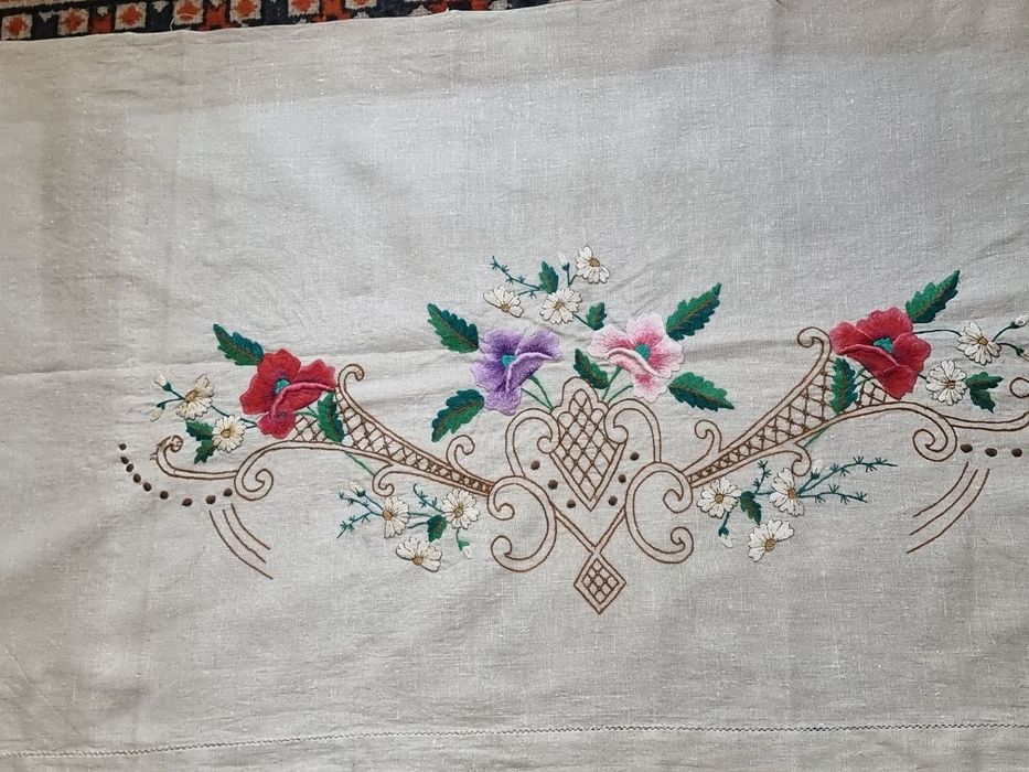 Занавеси и скатерть.