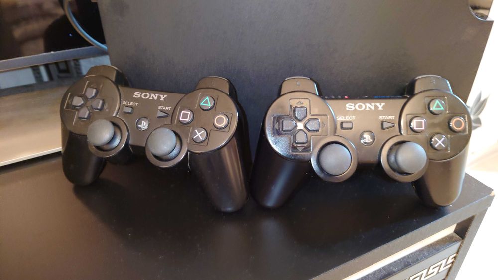 Sony Playstation 3 Slim с много игри и 2 джойстика