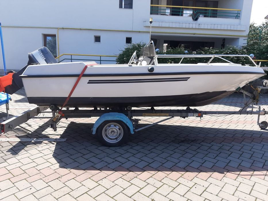 Barcă cu motor și peridoc