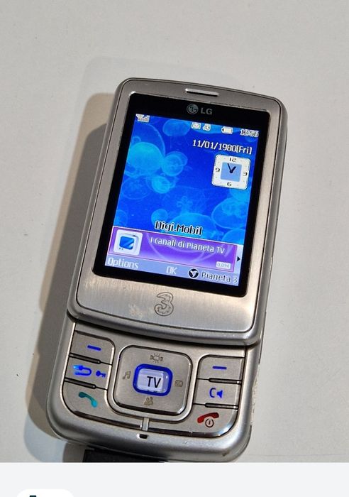 Super telefon Lg cu display dublu și rotativ