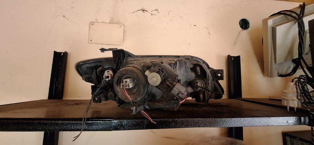 Мазда 323 - ляв фар