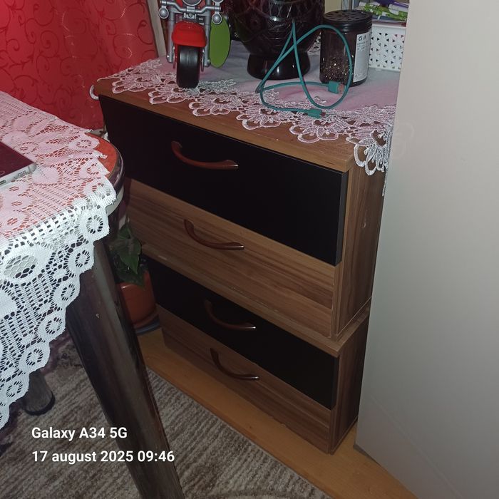 Vând 2 noptiere în stare bună puțin zgâriate de la transport