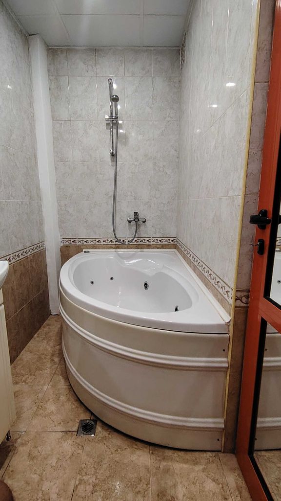 Дава се под наем Тристаен апартамент в Пазарджик, Център - 100 кв.м за 357 € - Снимка #8
