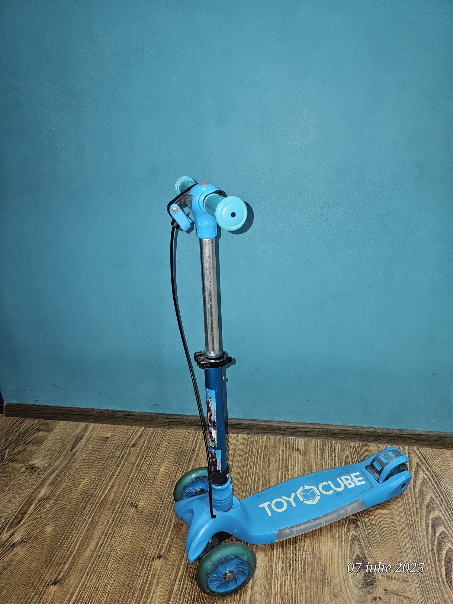 Trotineta Novokids cu roti de silicon și siguranța la schimbarea direc