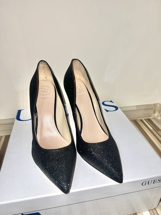 елегантни обувки Guess с ток