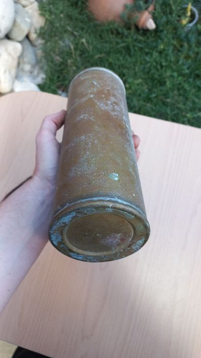 Стара бронзова манерка или нещо такова следи от патина