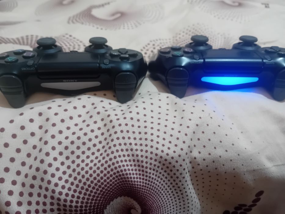 Playstation 4  cu doua joystick-uri
