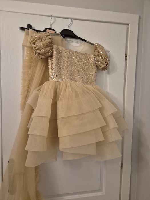Rochie superba cu trena aurie 5-6 ani