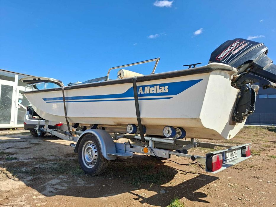 Barca trimaran Hellas cu motor Mercury 25-50 in doi timpi