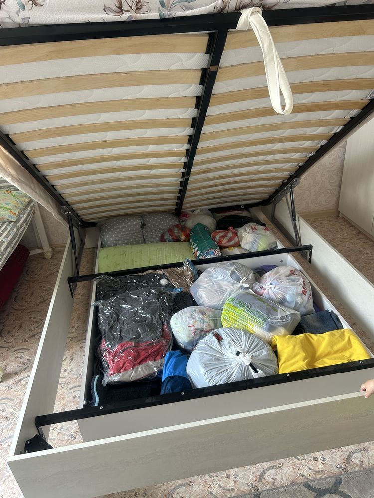 Продам 2х спальную кровать 140*200