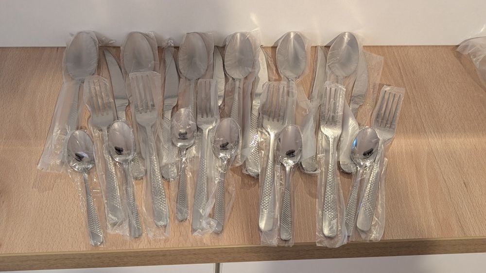 Set tacâmuri din inox aurite