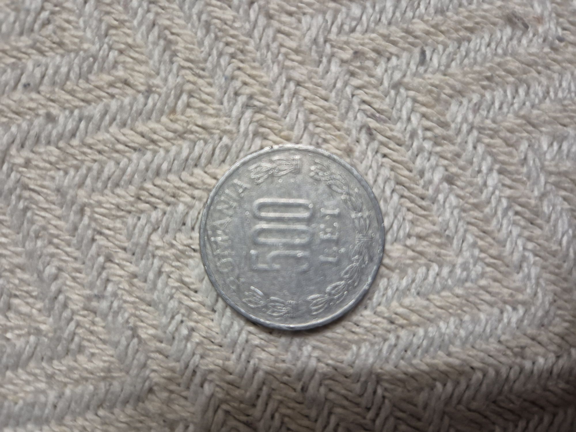 Monede vechi în stare buna, doar cea de 100 lei este ruginita