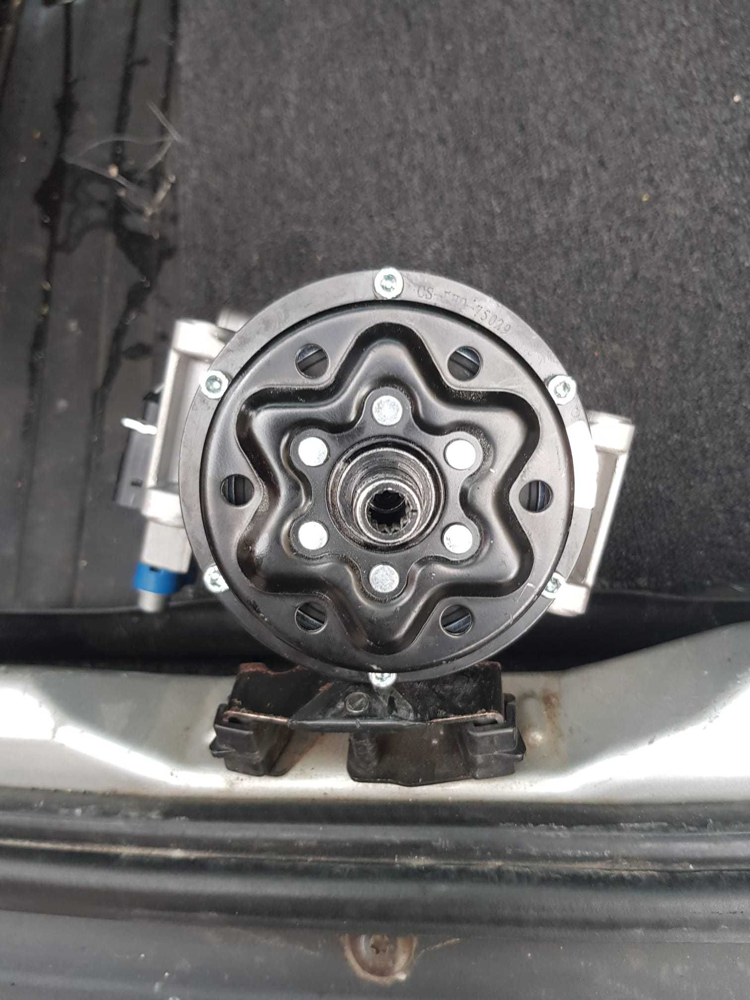 Compresor AC - VOLKSWAGEN,  motor de 2500 cc (BPC), nou
