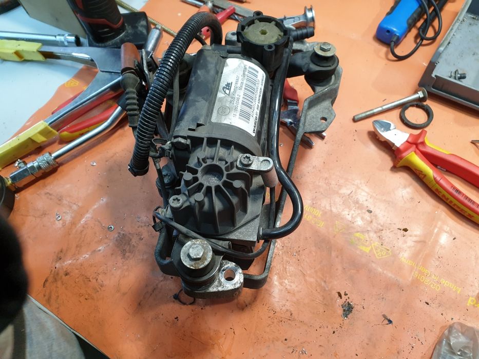 Compresor perne aer suspensie Audi A6 A8 Q7 Touareg , Porche Cayenne