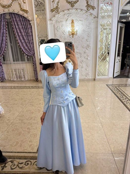 Вечернее платье голубого цвета носила один раз и не больше!