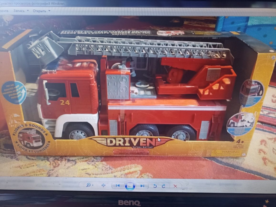 Пожарная машина игрушечная