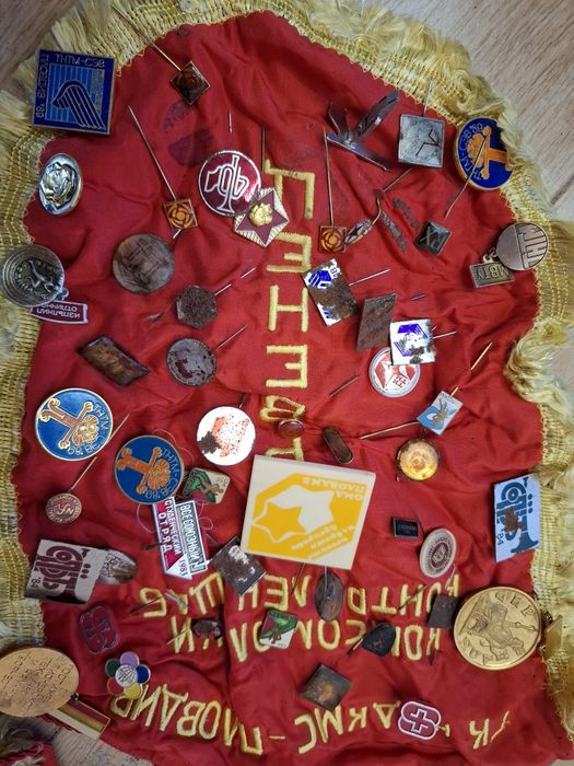 Продавам колекция от значки