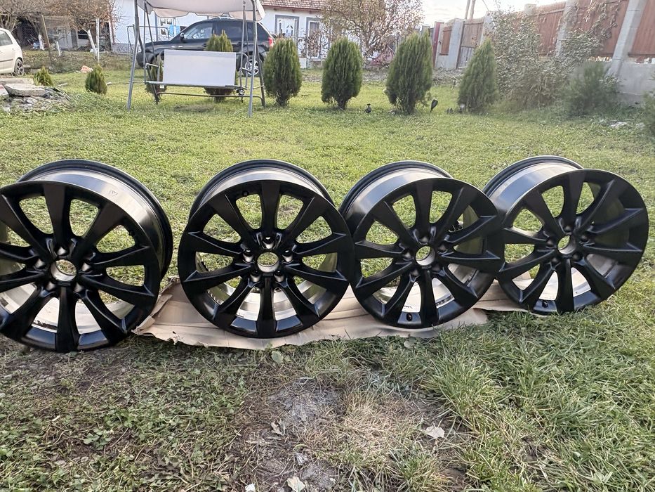 Vand jante pe 17 gaura centrala 66,6 , mai multe detalia in privat