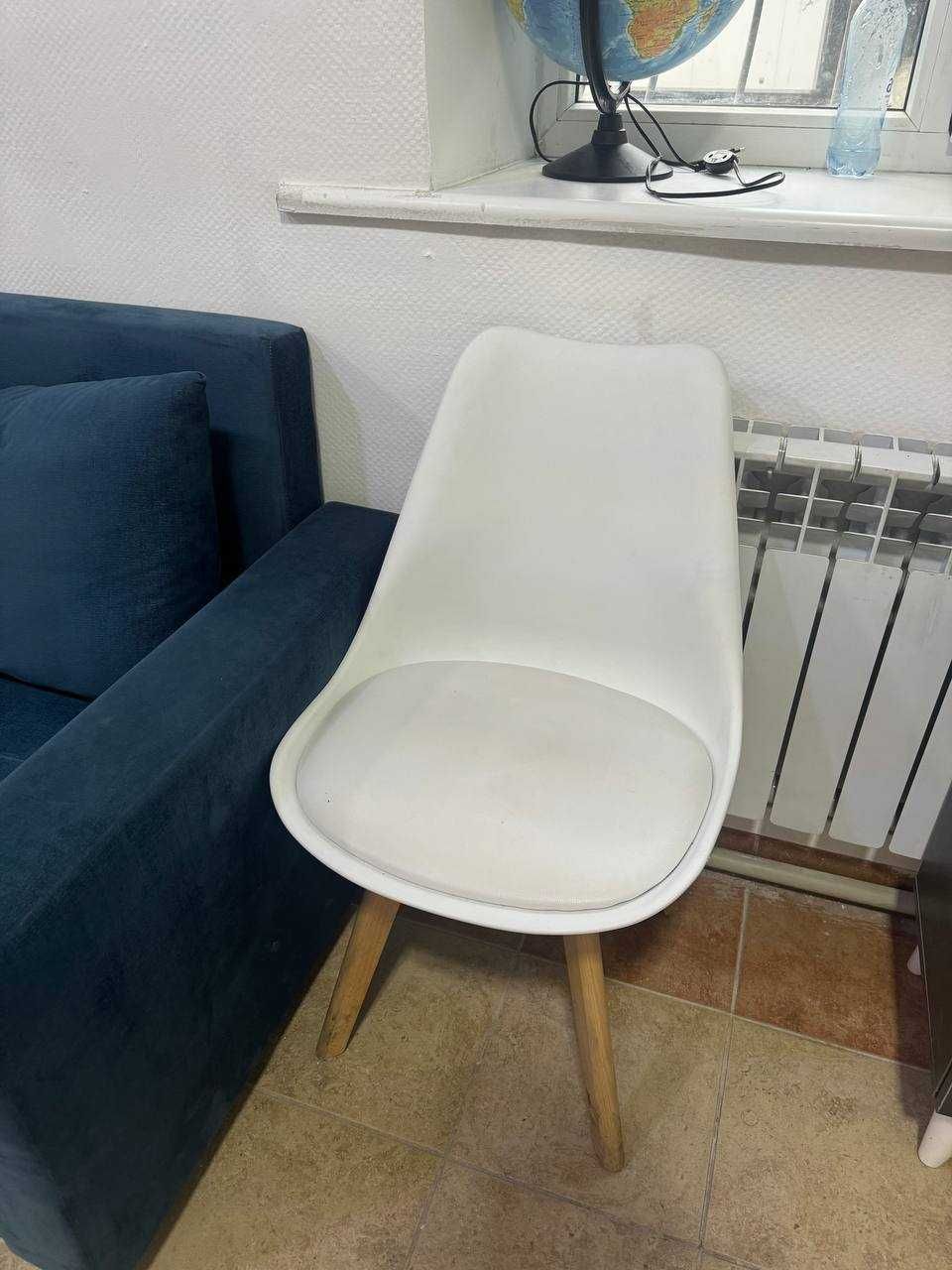 Стулья белые, 12 штук
