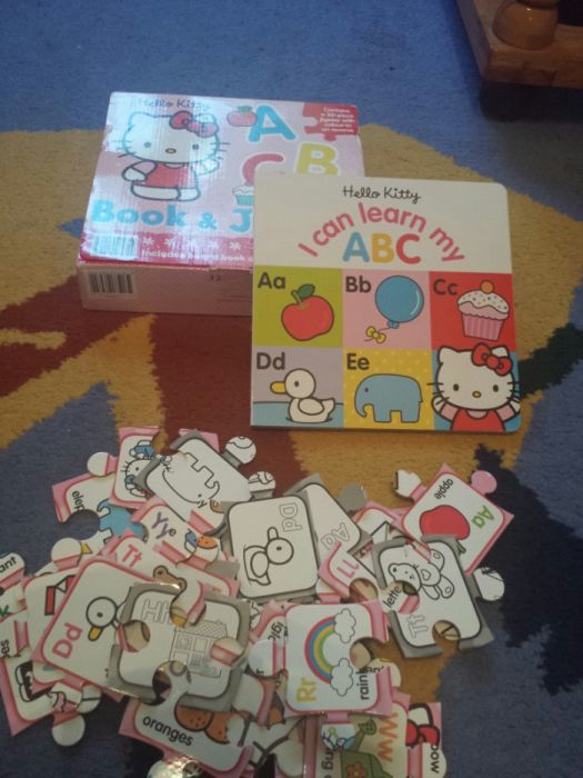 Gentuta cu carte + puzzle cu doua fete 30 piese Hello Kitty