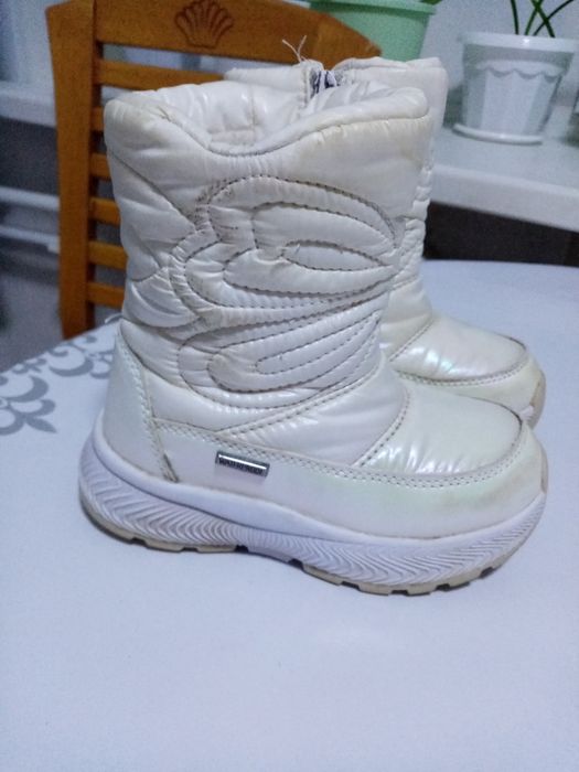 Продам зимнюю обувь в хорошем состоянии на девочку 3-4лет