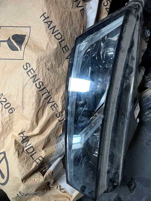Vand far dreapta fata Skoda octavia4n 2022