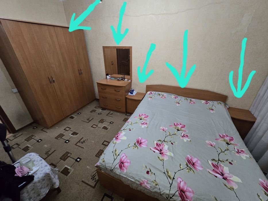 шкаф, кровать, две тумбочки и комод с зеркалом.