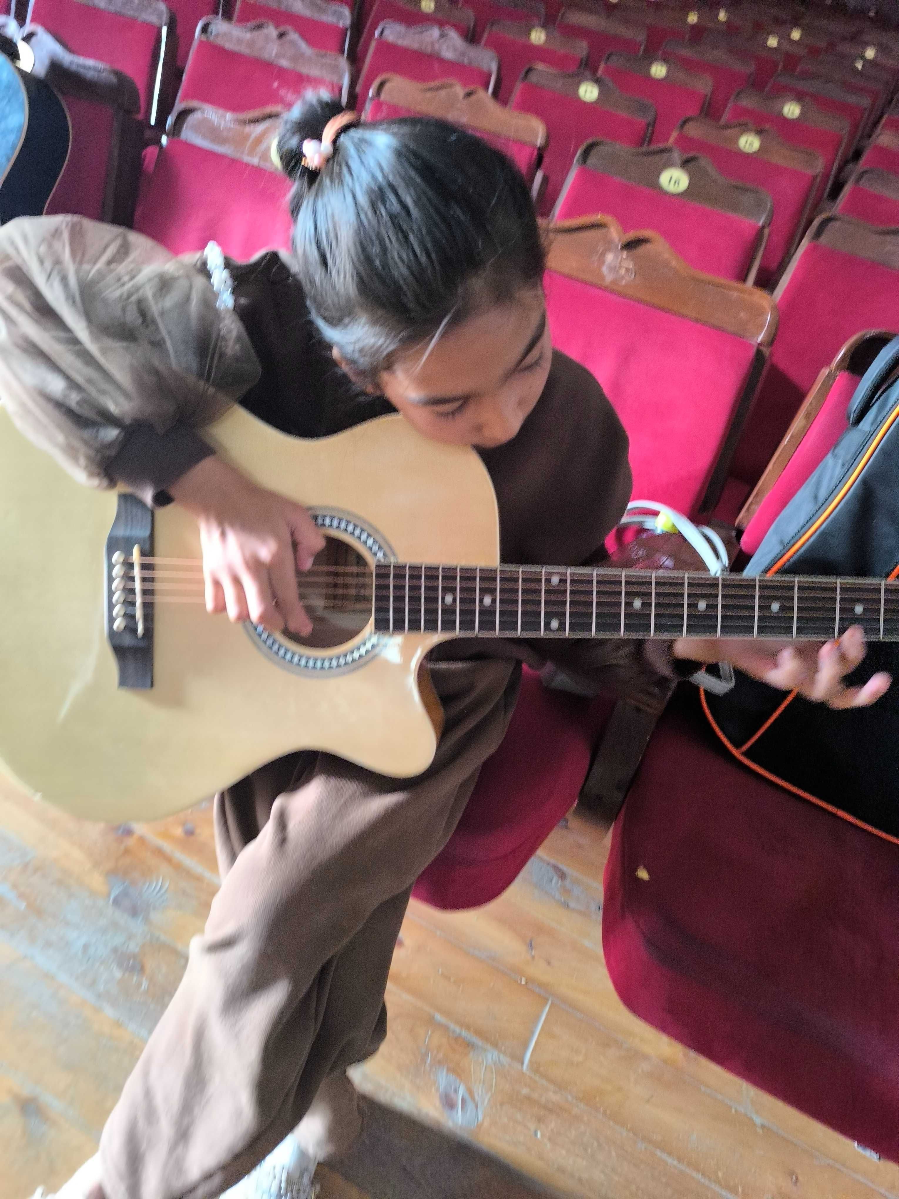 Gitara chalishga qizuvchilarni taklif etamiz