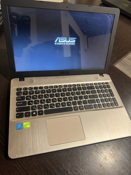 Продам четырех ядерный ноутбук Asus сумка мышка в подарок