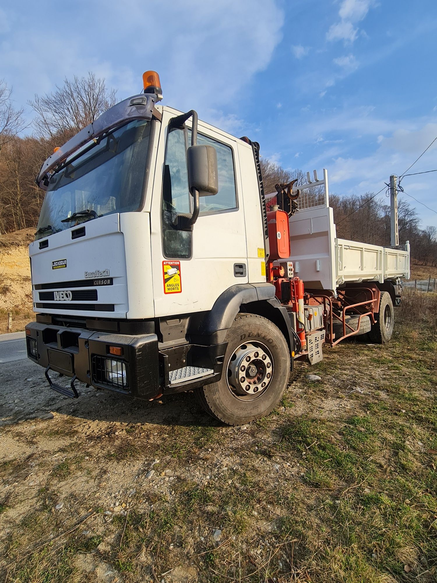 Autobasculanta IVECO cu macara