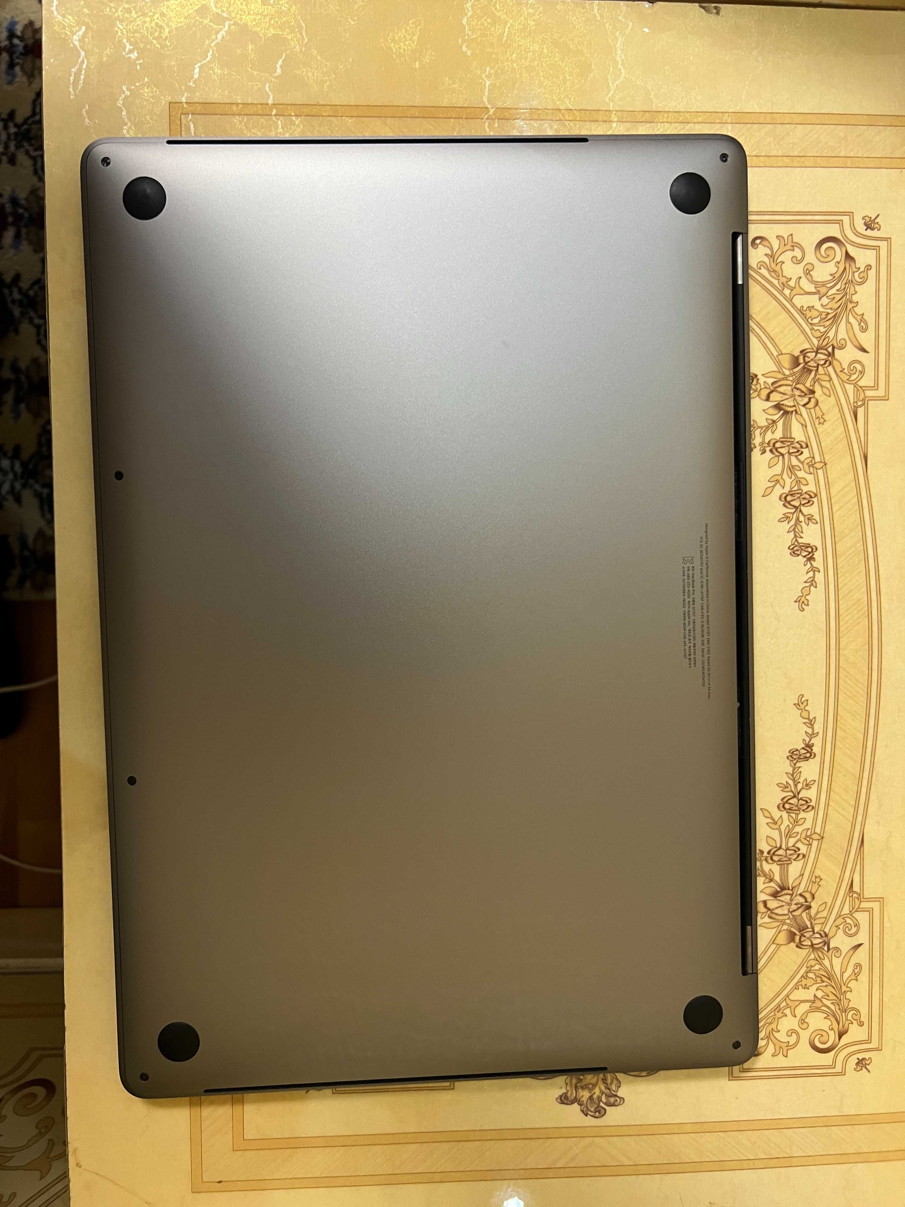Macbook Pro 15-inch, 2017, i7, 16/256, Touchbar