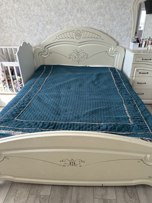 Продам кровать , комод , и 2 тумбы