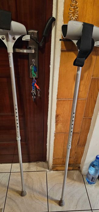 carje medicale speciale cu suport brat se tin ca o mansa in fata