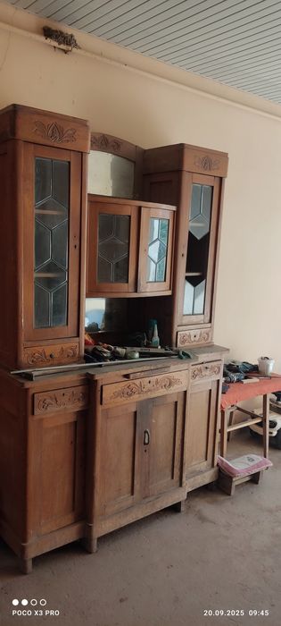 Старинный.   шкаф
