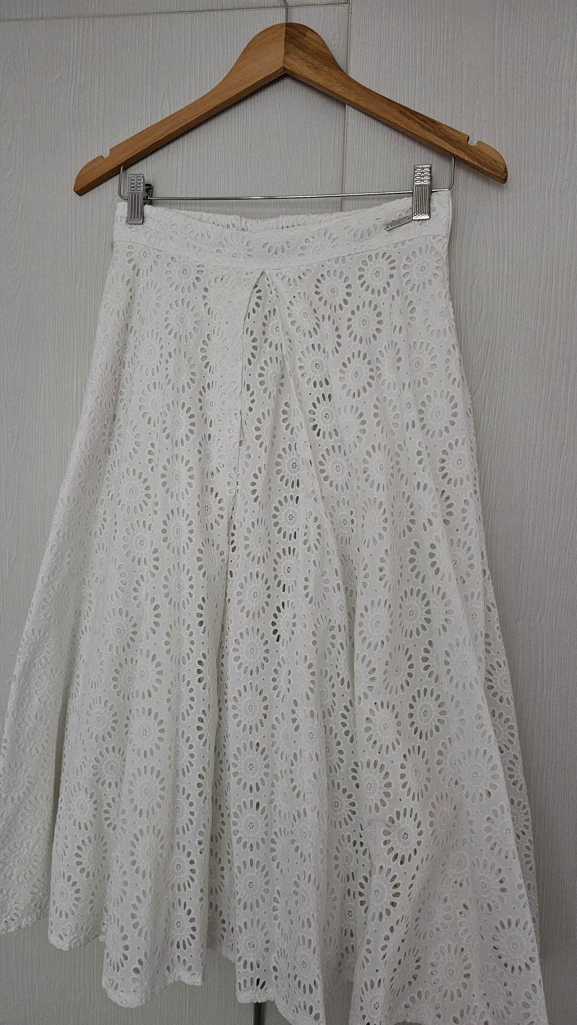 Дамски костюм рязане бродерия Guess.