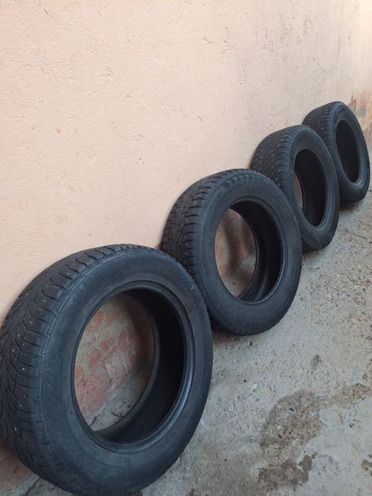 Зимные Шины 225/65/17 Почти новые, шипы