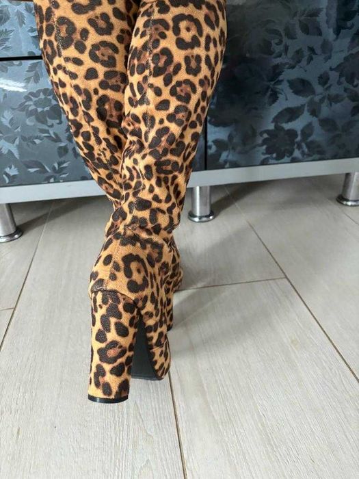 Vând cizme animal print nr. 38