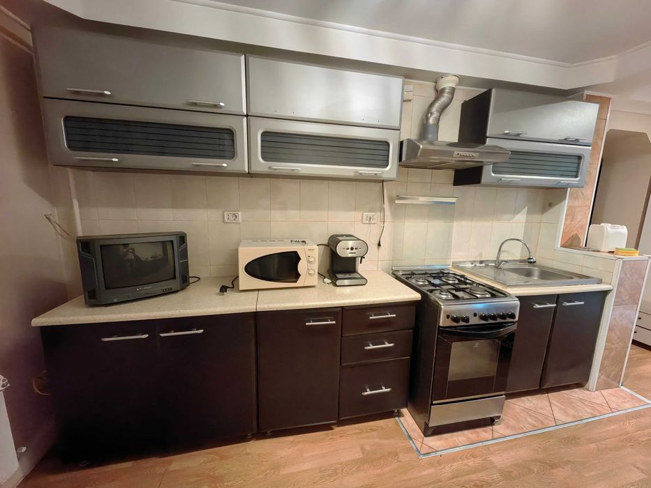 Vand mobila bucatarie +frigider +aragaz+ hota +canapea + 4 tv + birou