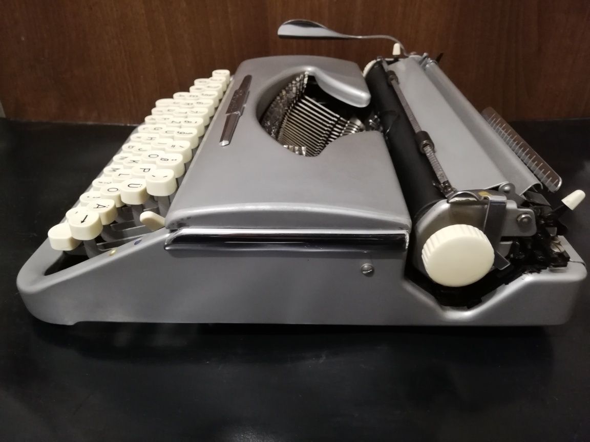 Mașină de scris brosette