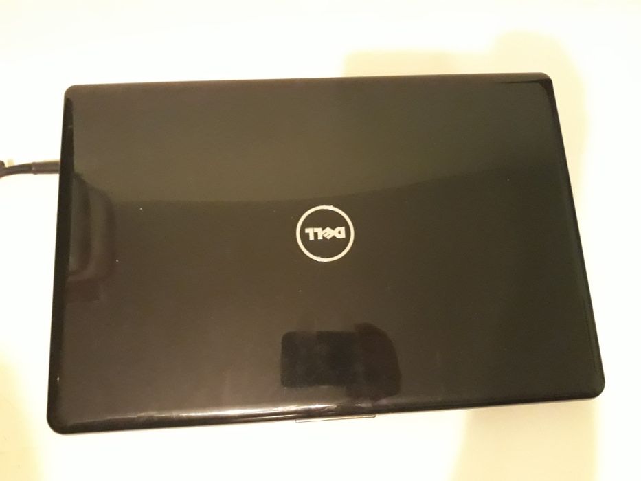 Laptop Dell Inspirion 1750 functional arată foarte bine