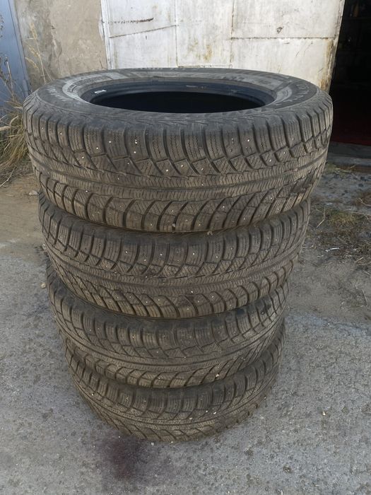 Продам комплект шины зимние