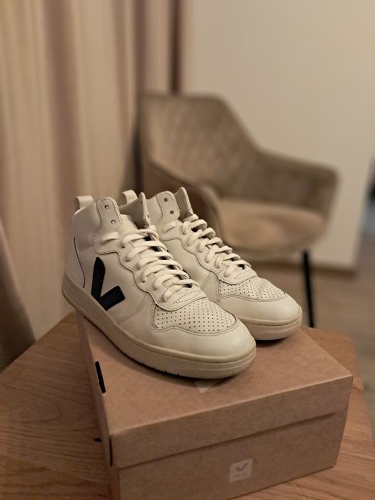 Vând adidași VEJA albi