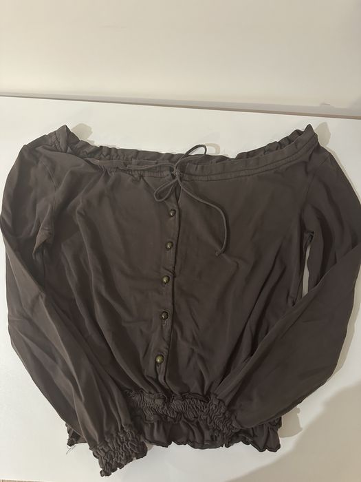 Кафява блуза с голи рамене