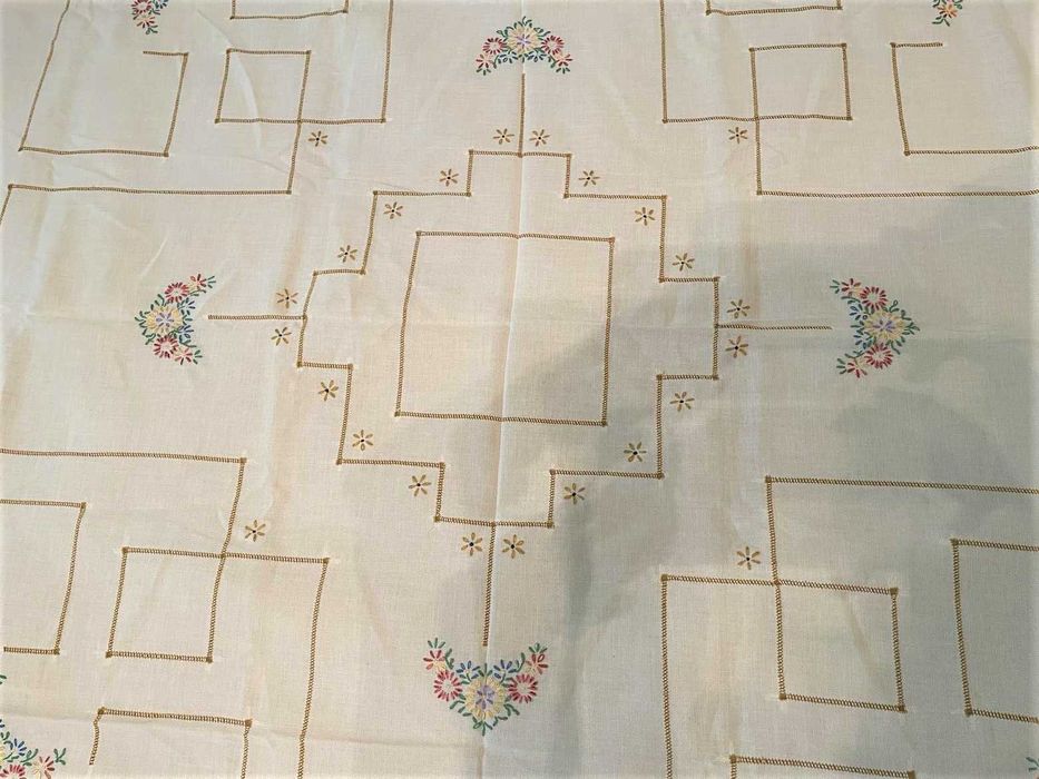 Красива голяма покривка с ръчна бродерия от Англия