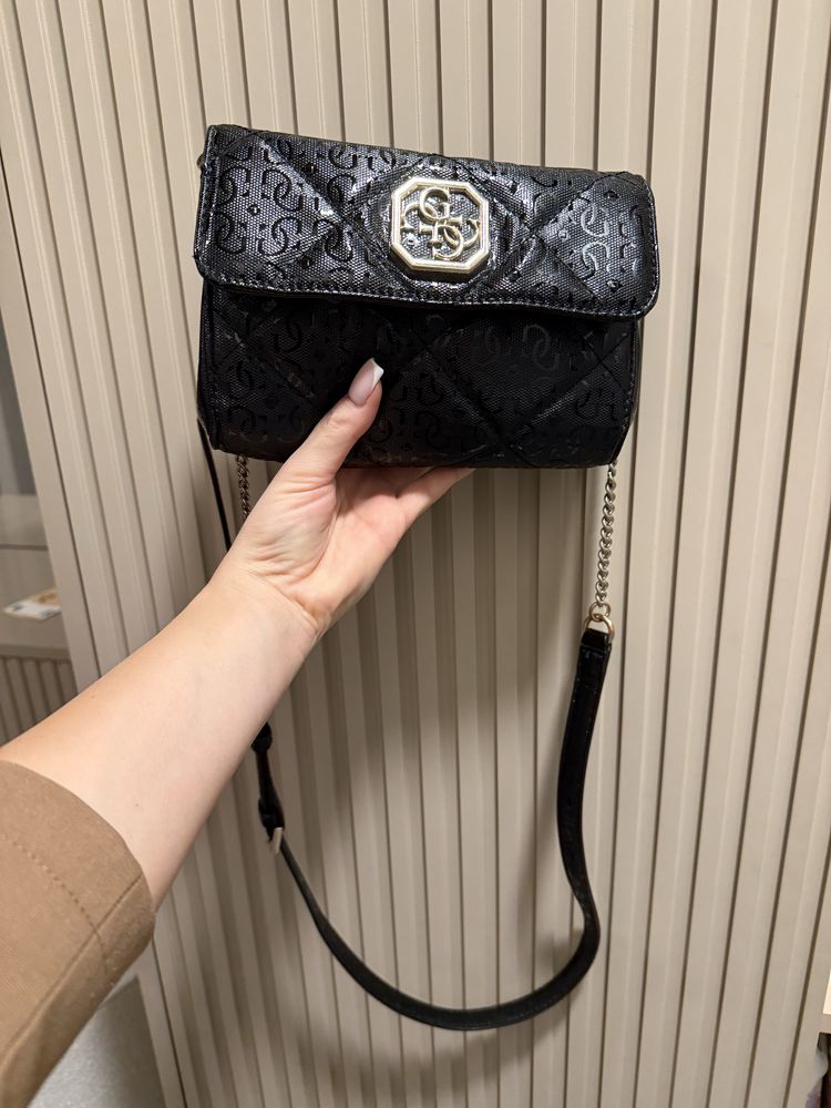 Чанта Guess черно