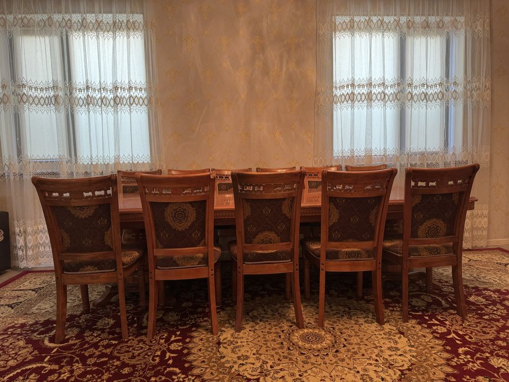 Стол и стулья