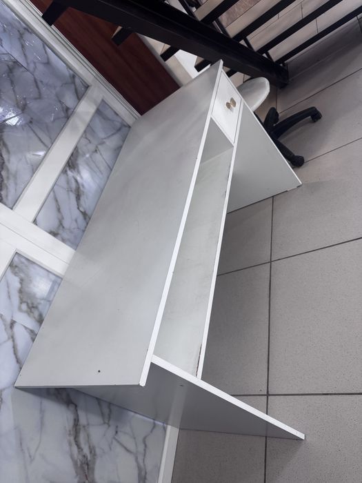 Маникюрный стол